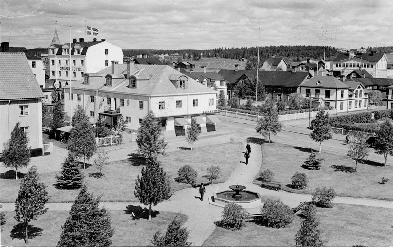 Bredg&aring;rdsgatan med font&auml;nparken i f&ouml;rgrunden