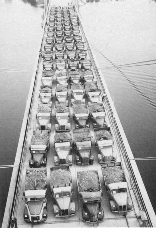 Provbelastning av bron. 68 lastbilar på sammanlagt 816 ton.