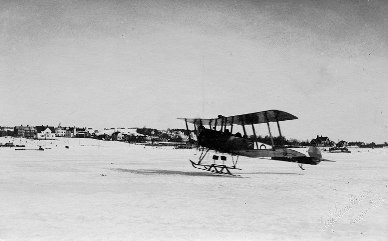 Flygplan p&aring; v&auml;g att lyfta