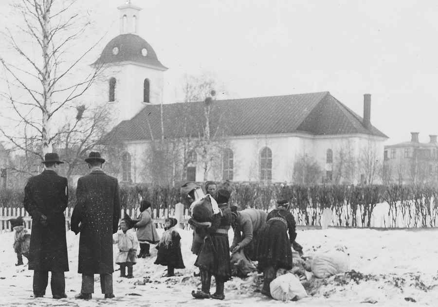 Samer vid j&auml;rnv&auml;gsstationen