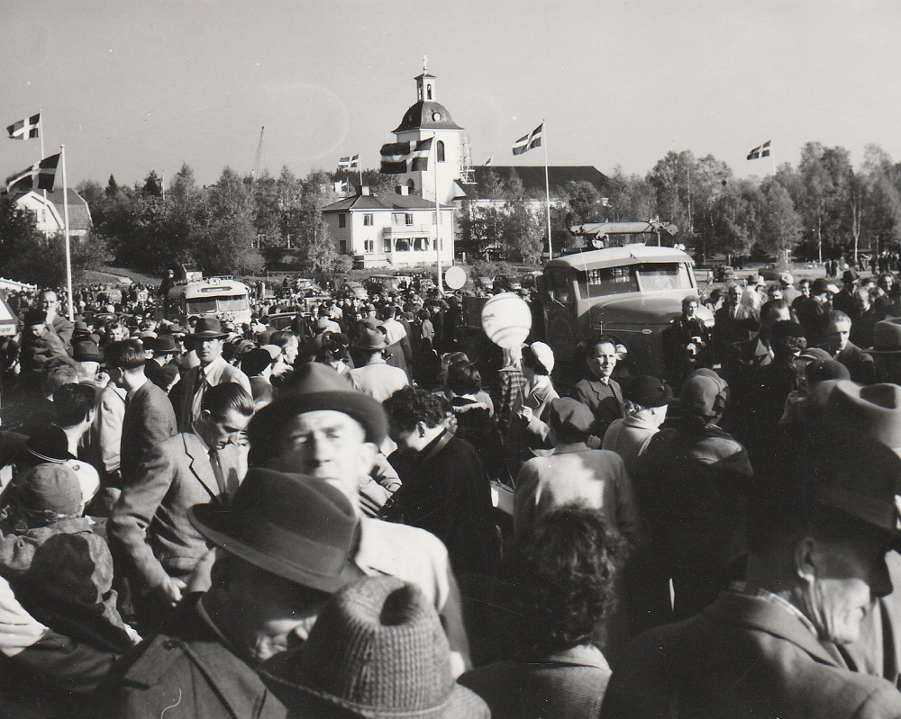Folkvimmel på bron.