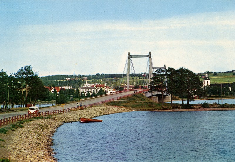 Bron &ouml;ver Str&ouml;ms Vattudal